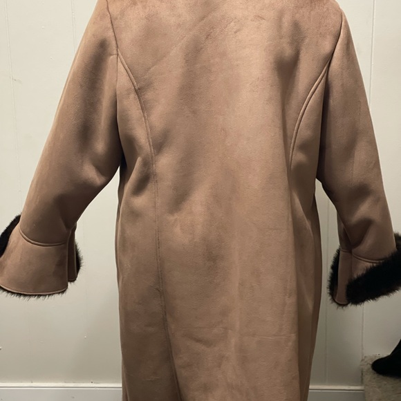 Excellent Coat - Picture 2 of 5